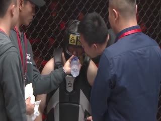 带护具也顶不住啊！跨界大战武僧一龙两回合KO药水哥